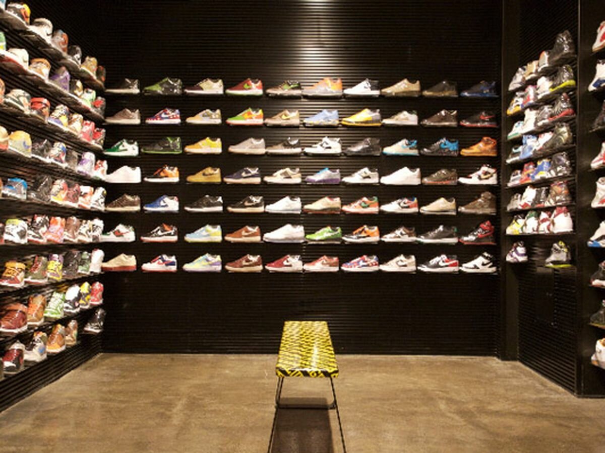Сникерс магазин кроссовок. Nike Jordan Boutique. Кроссовки витрина. Стеллаж для кроссовок. Кроссовки магазин.