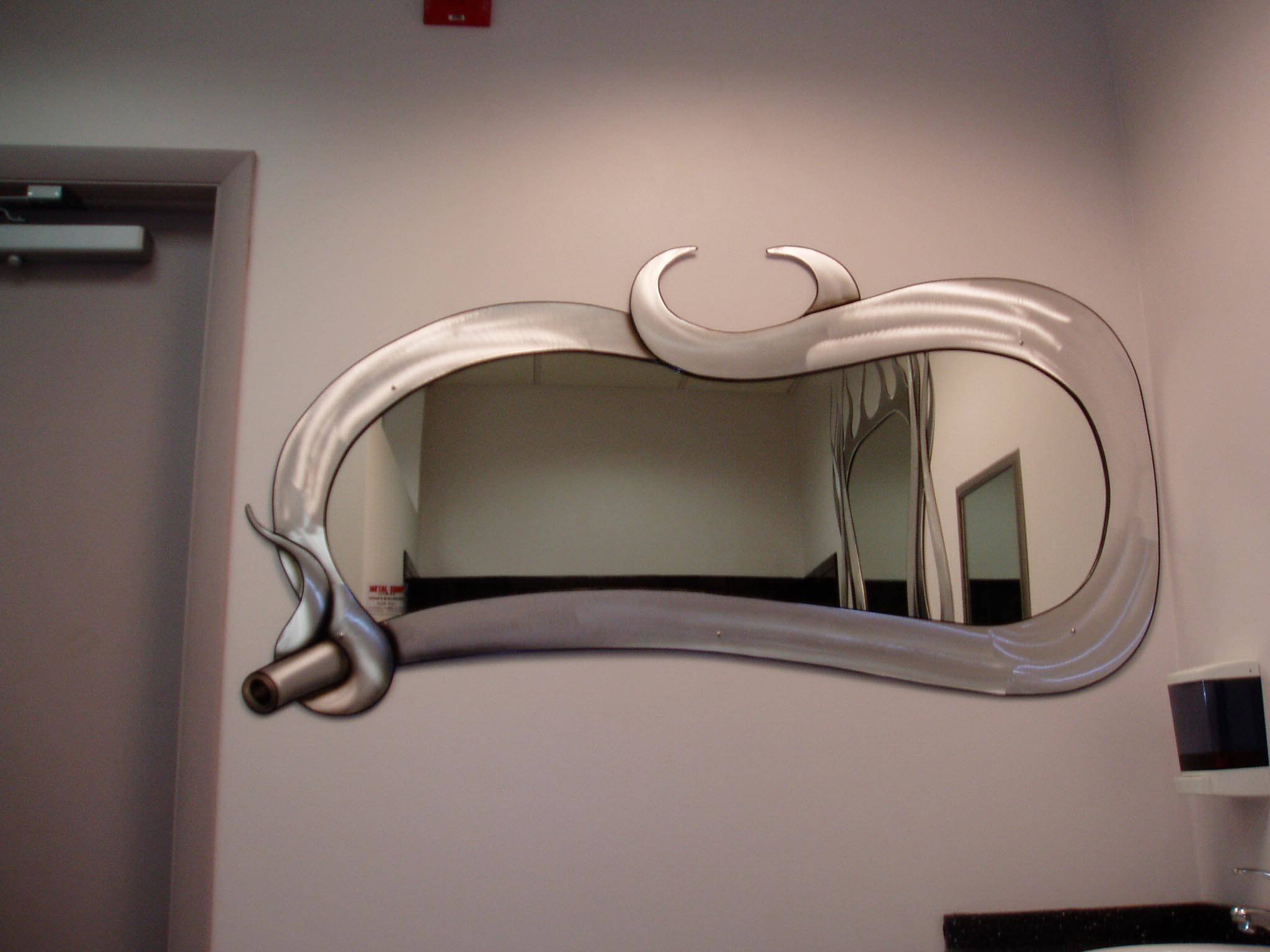 Новая жизнь зеркалу. Зеркало необычной формы в прихожую. Дизайнерские зеркала. Креативные формы зеркал. Необычные зеркала в интерьере.