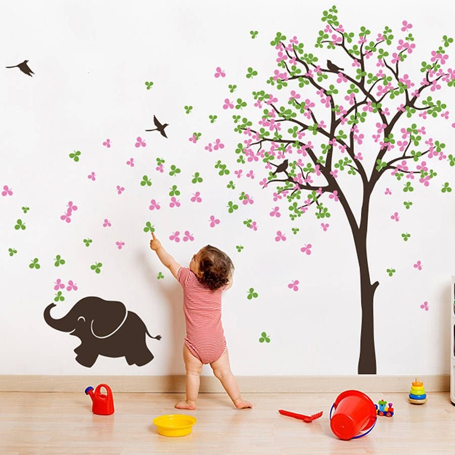 Красить дерево стены