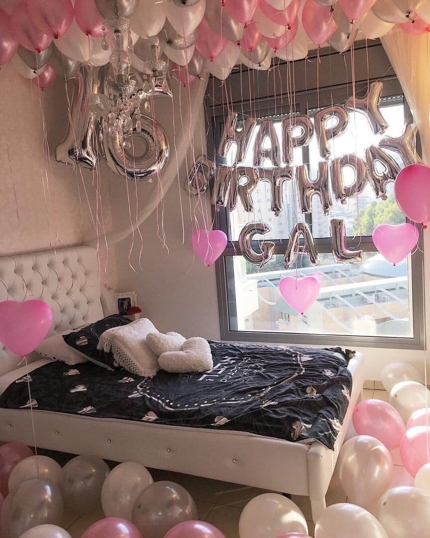 День рождение в постели. Декор комнаты на день рождения. Украшение комнаты на день рождения. Украсить комнату шарами. Украшение комнаты на юбилей.