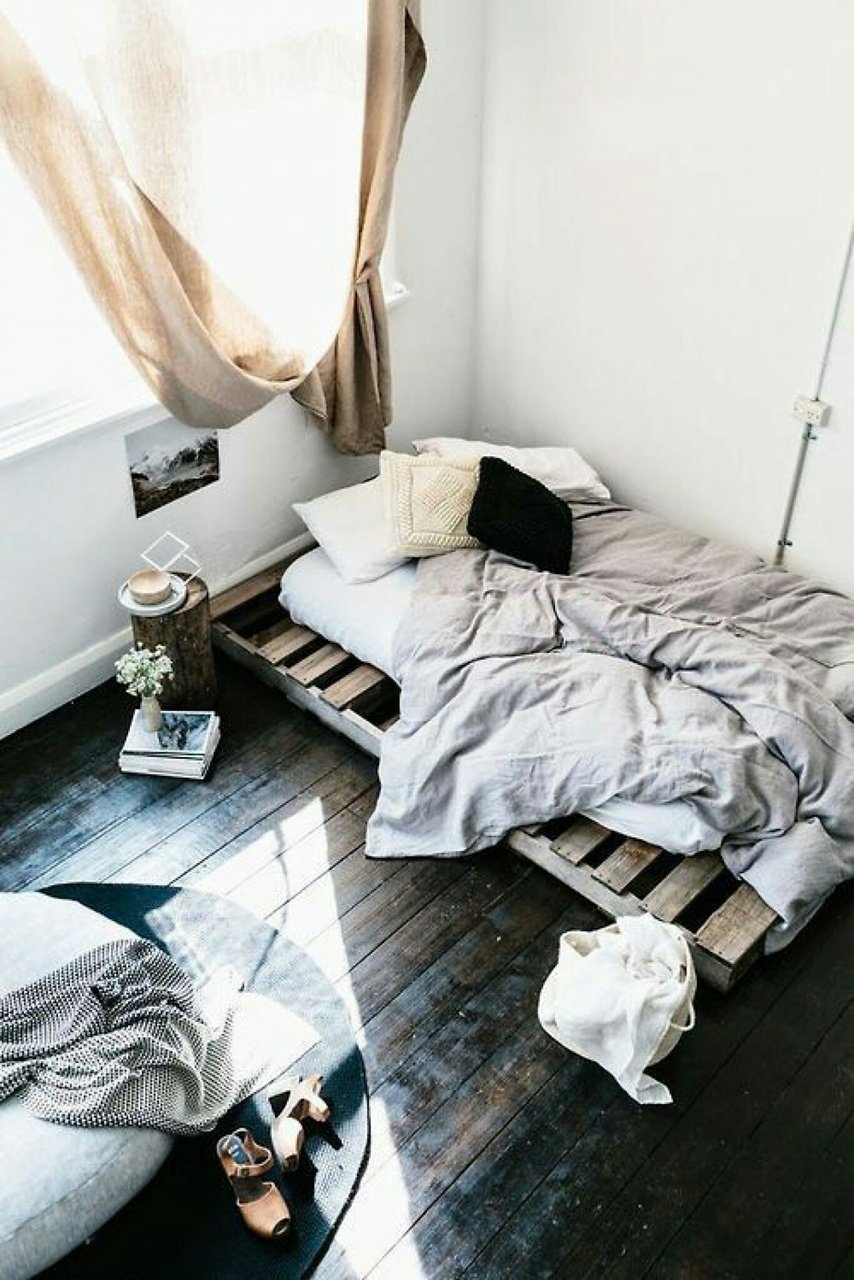 Спальня с матрасом на полу
