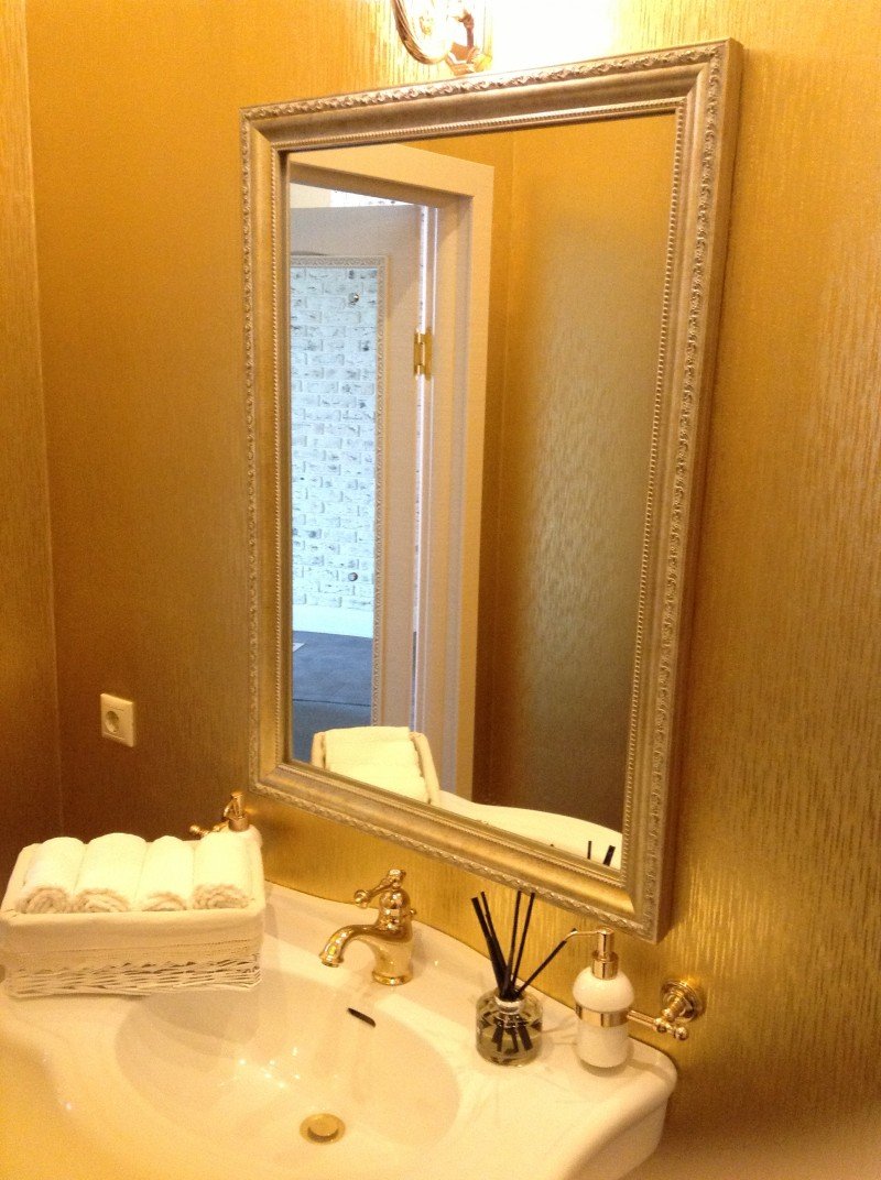 Зеркало в багете для ванной