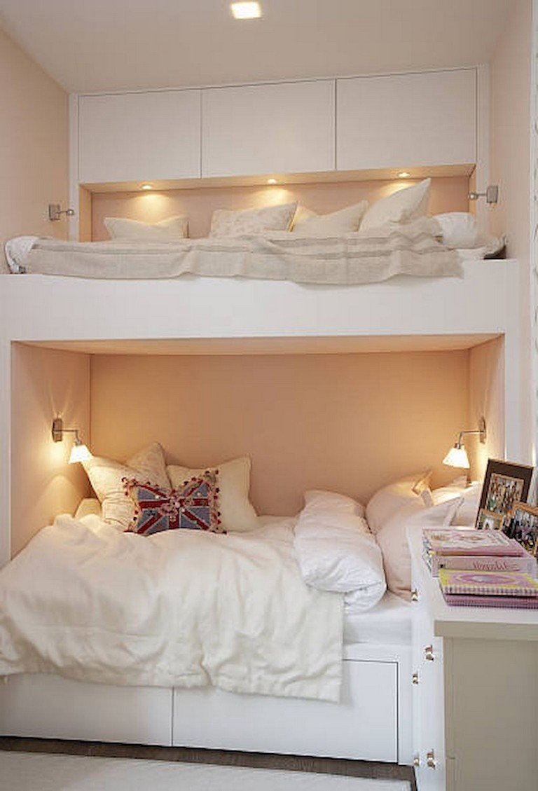 маленькая комната большая кровать