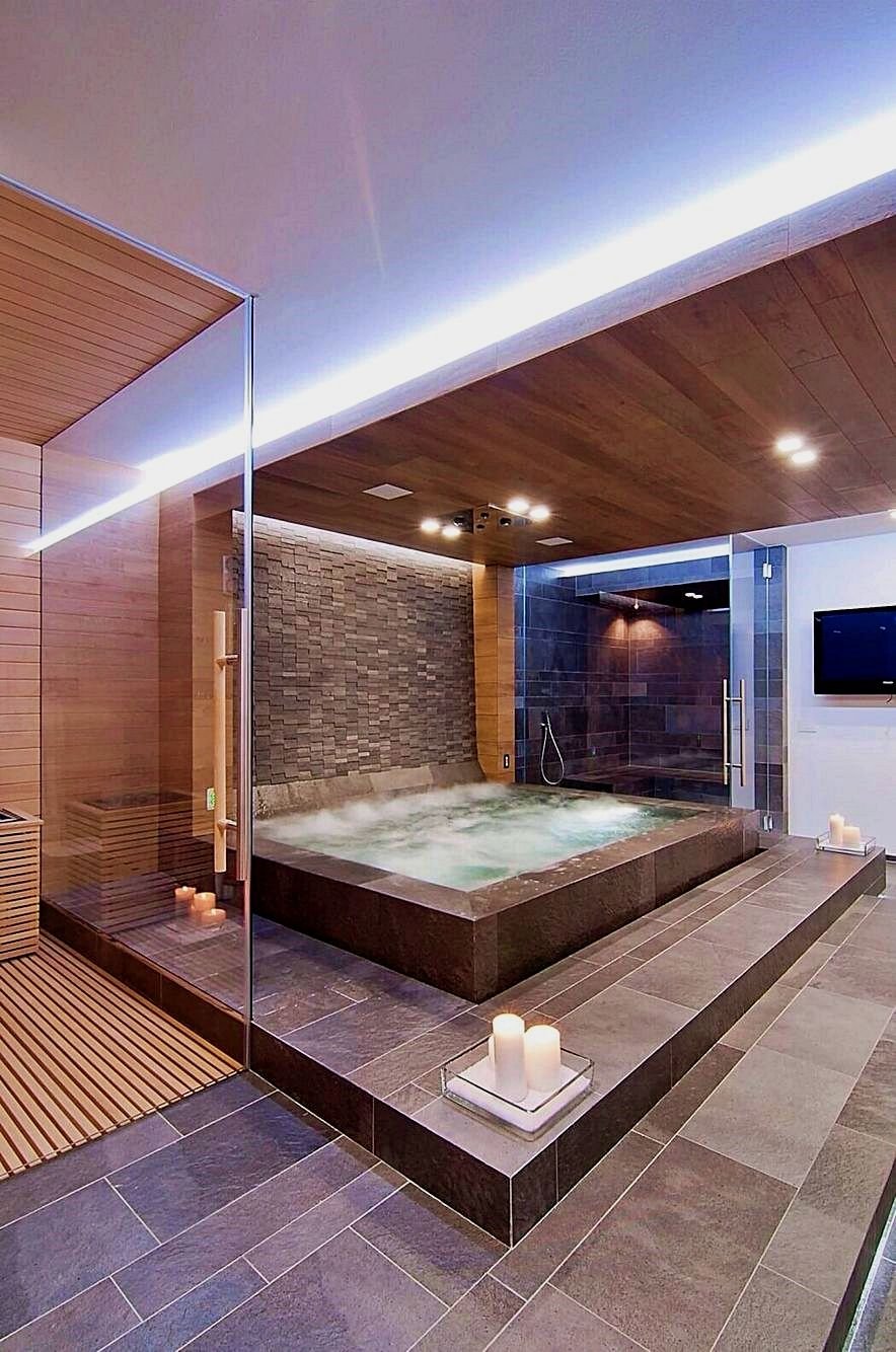 Огромная ванная комната с джакузи