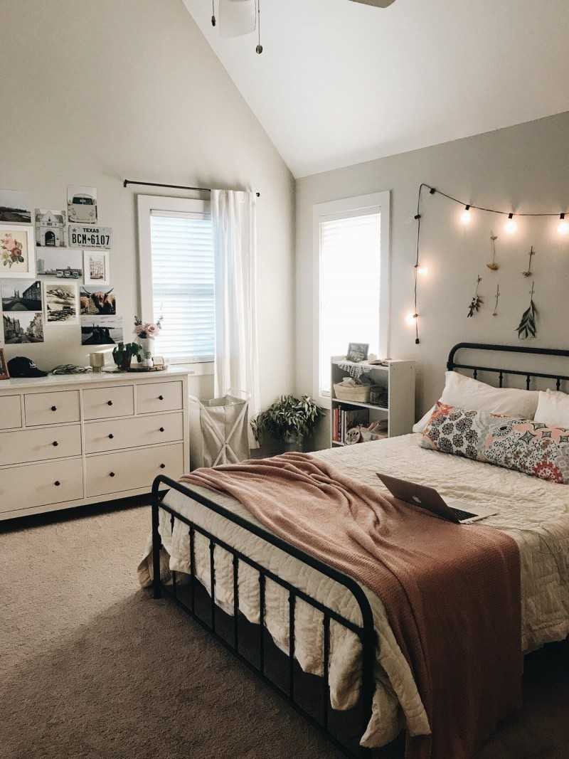 Уютная комната с кроватью