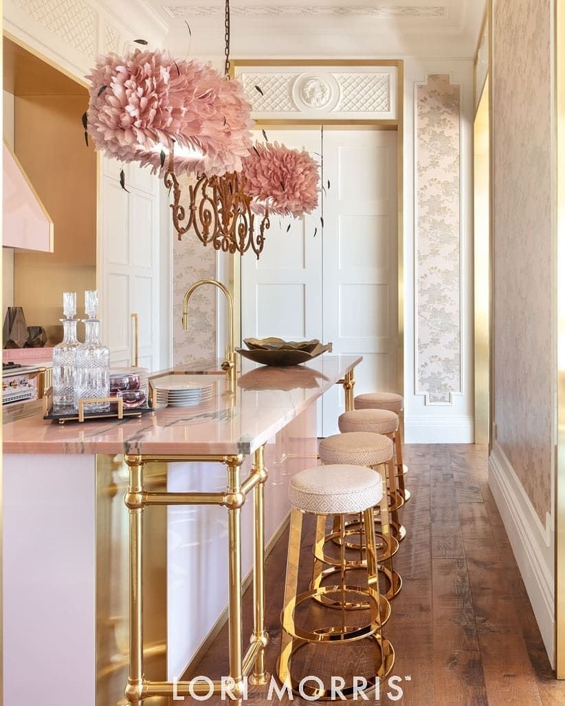 Розовое золото в интерьере кухни