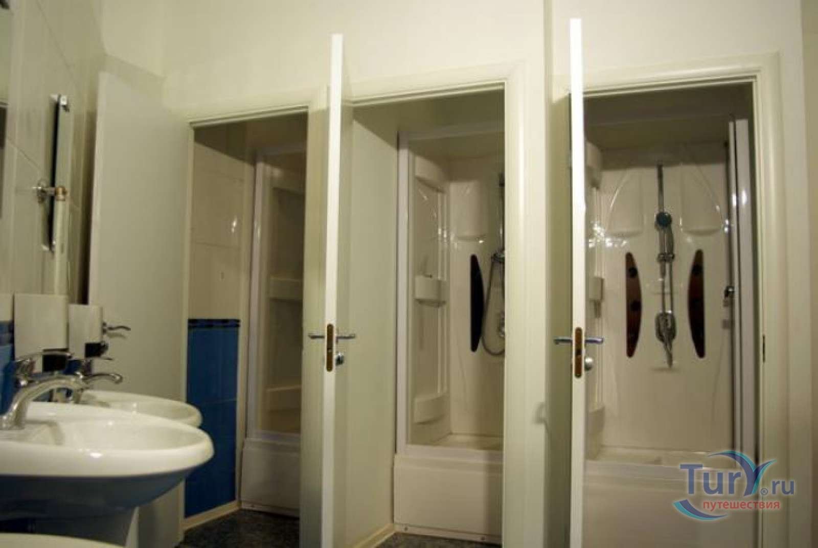 Туалет в общежитии в комнате. Душевые в общежитии. Душевая в комнате общежития. Душевая и туалет в комнате общежития. Душевая кабина в комнате общежития.