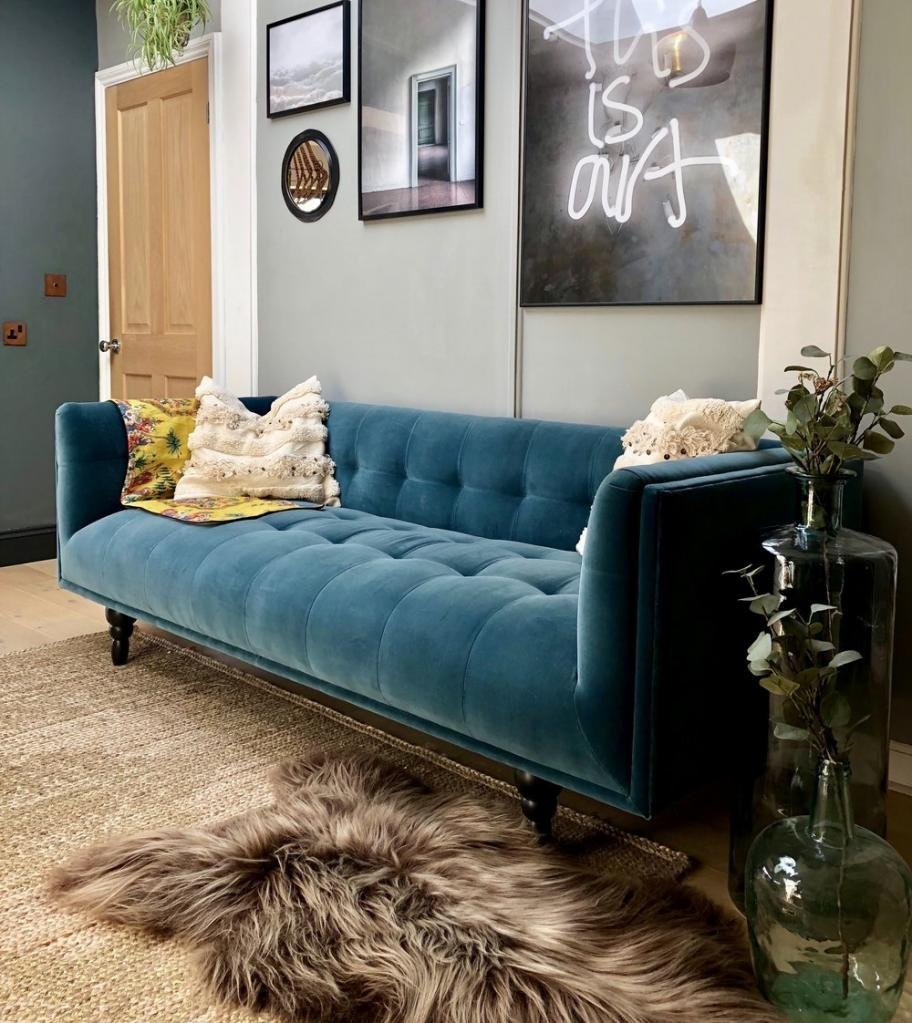 Голубой велюровый диван