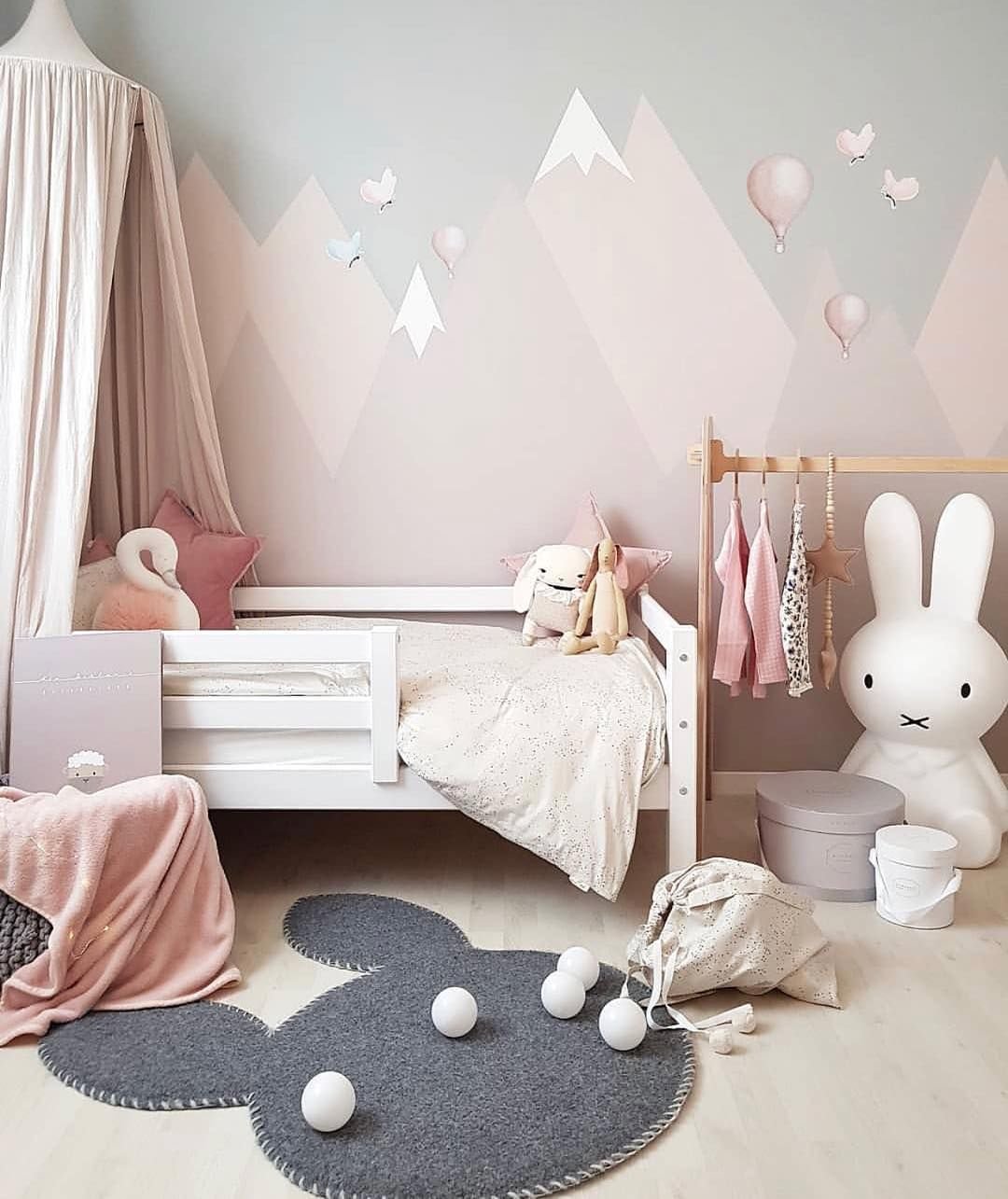 Серо розовая комната. Декор для комнаты девочки. Декор детской комнаты. Дизайн детской для девочки. Розовый в интерьере детской.