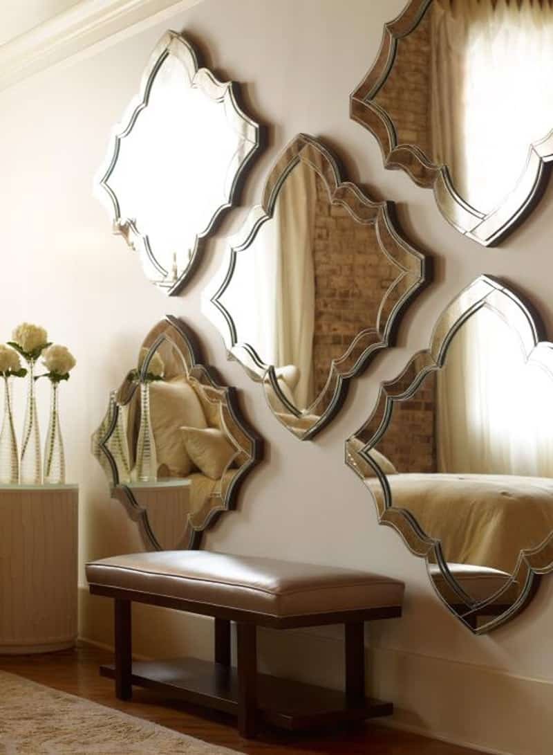 Много зеркал на стене в интерьере