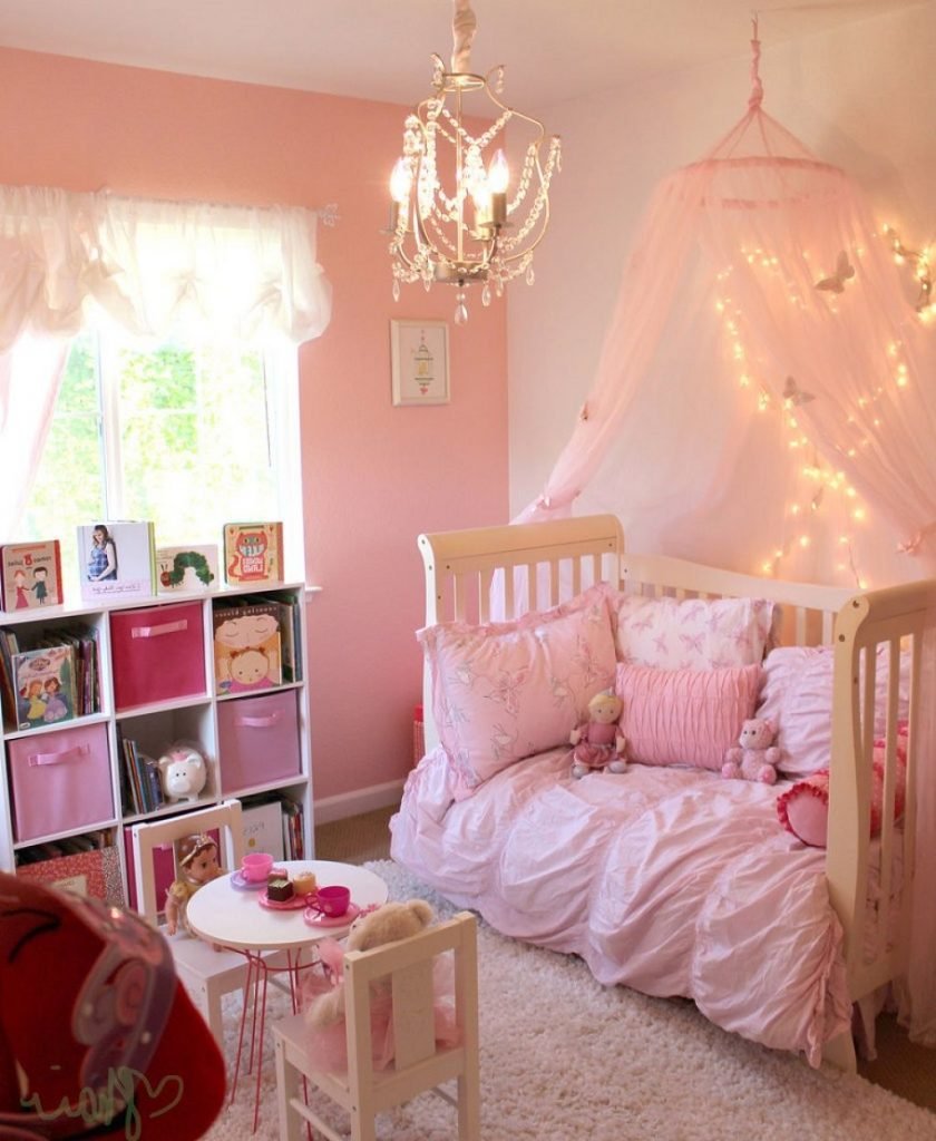 Детская комната в серо-розовых тонах