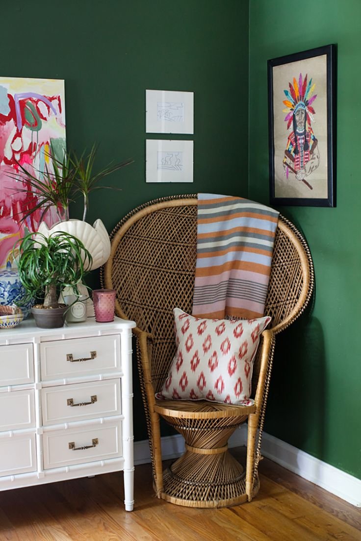 Плетеное кресло в интерьере жилой комнаты