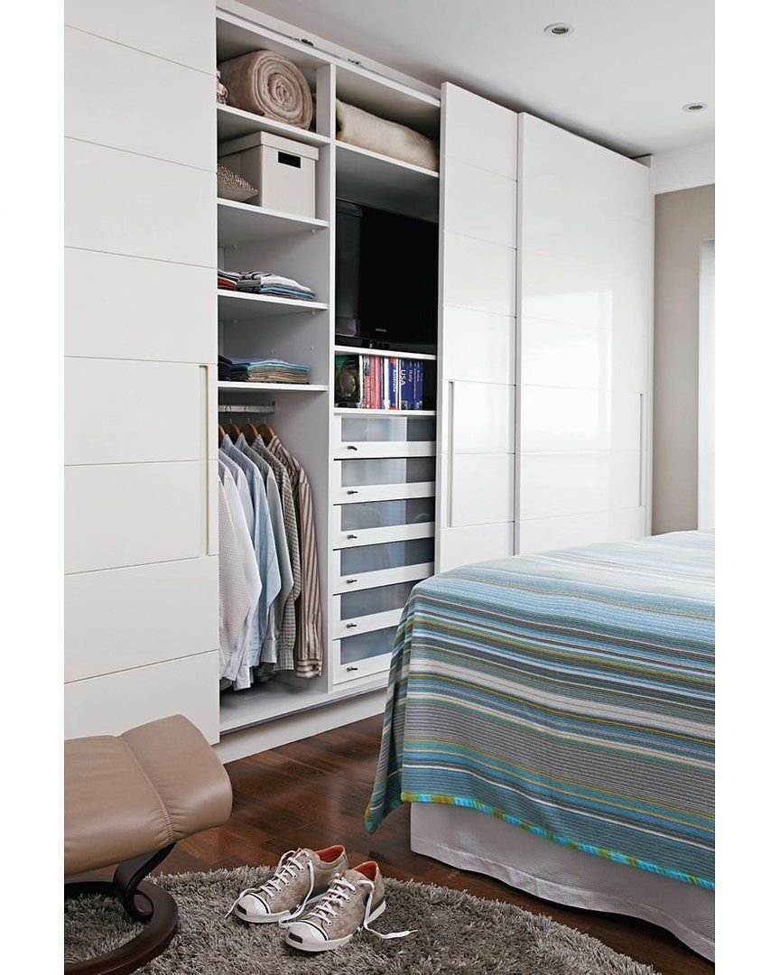 Модная спальня со встроенными шкафами