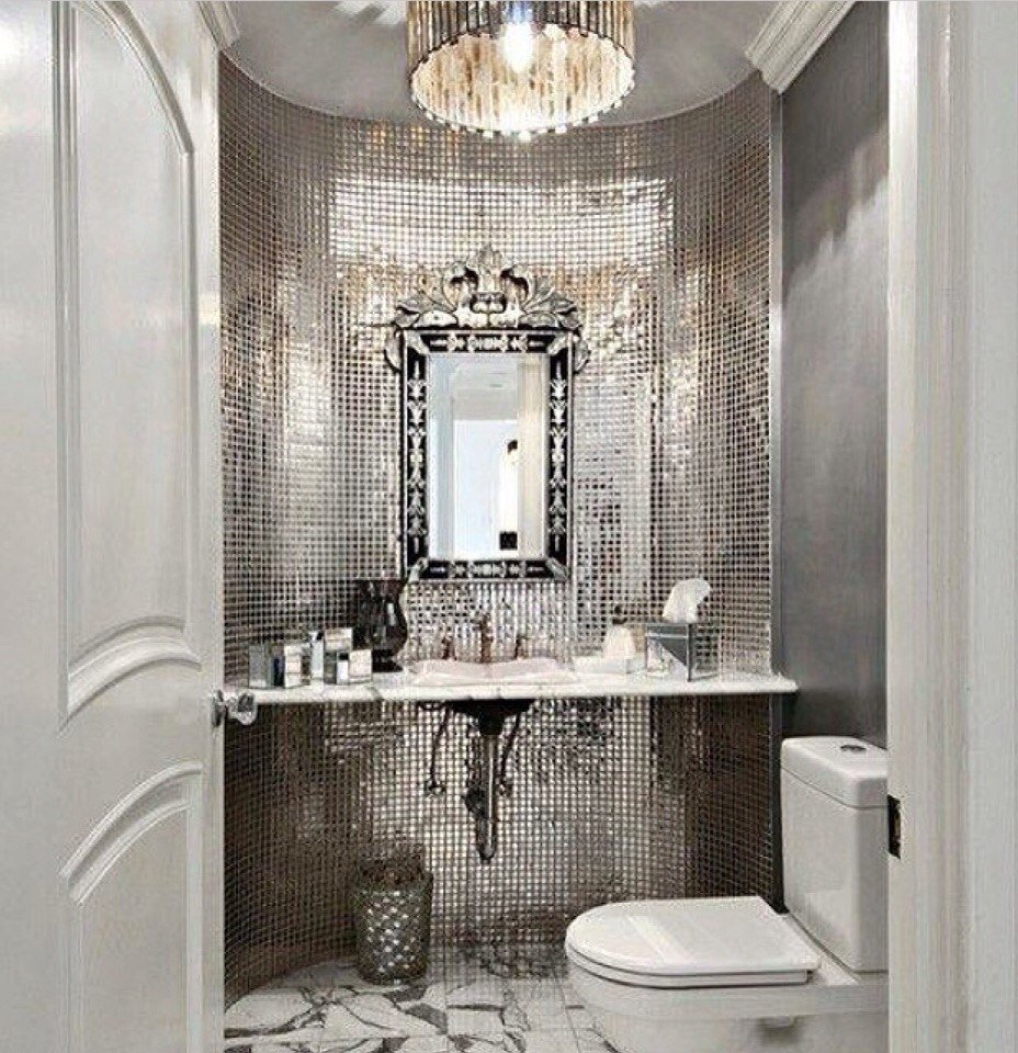 Высокое зеркало в ванной