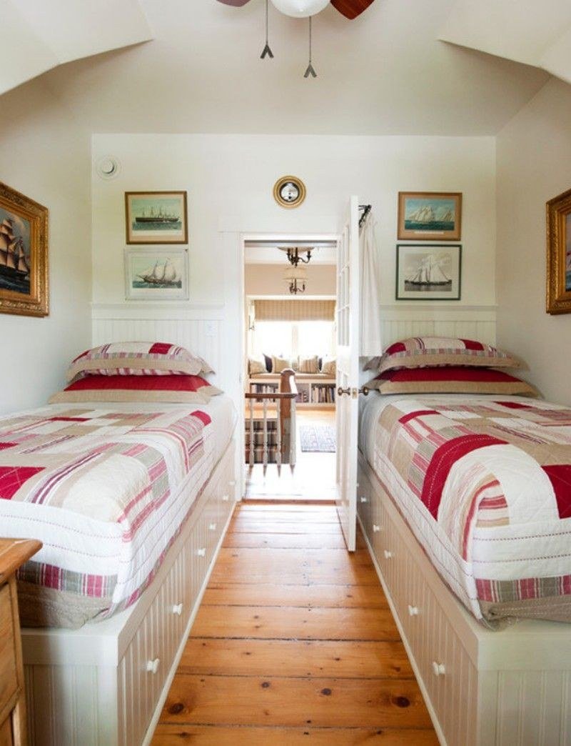 Уютная комната с двумя кроватями