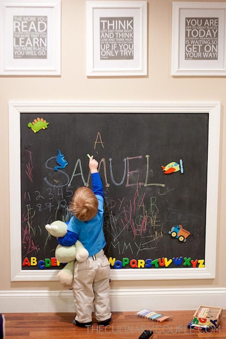 Ребенок рисует на белой стене
