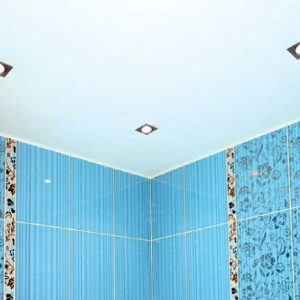 Потолок плитка в ванной комнате. Потолок в ванной. Потолок в ванную комнату. Подвесной потолок для ванной ПВХ. Панели для ванной комнаты.