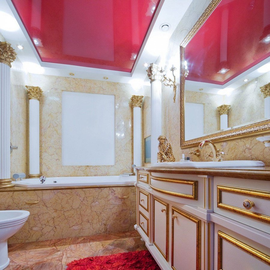 Красный потолок в ванной