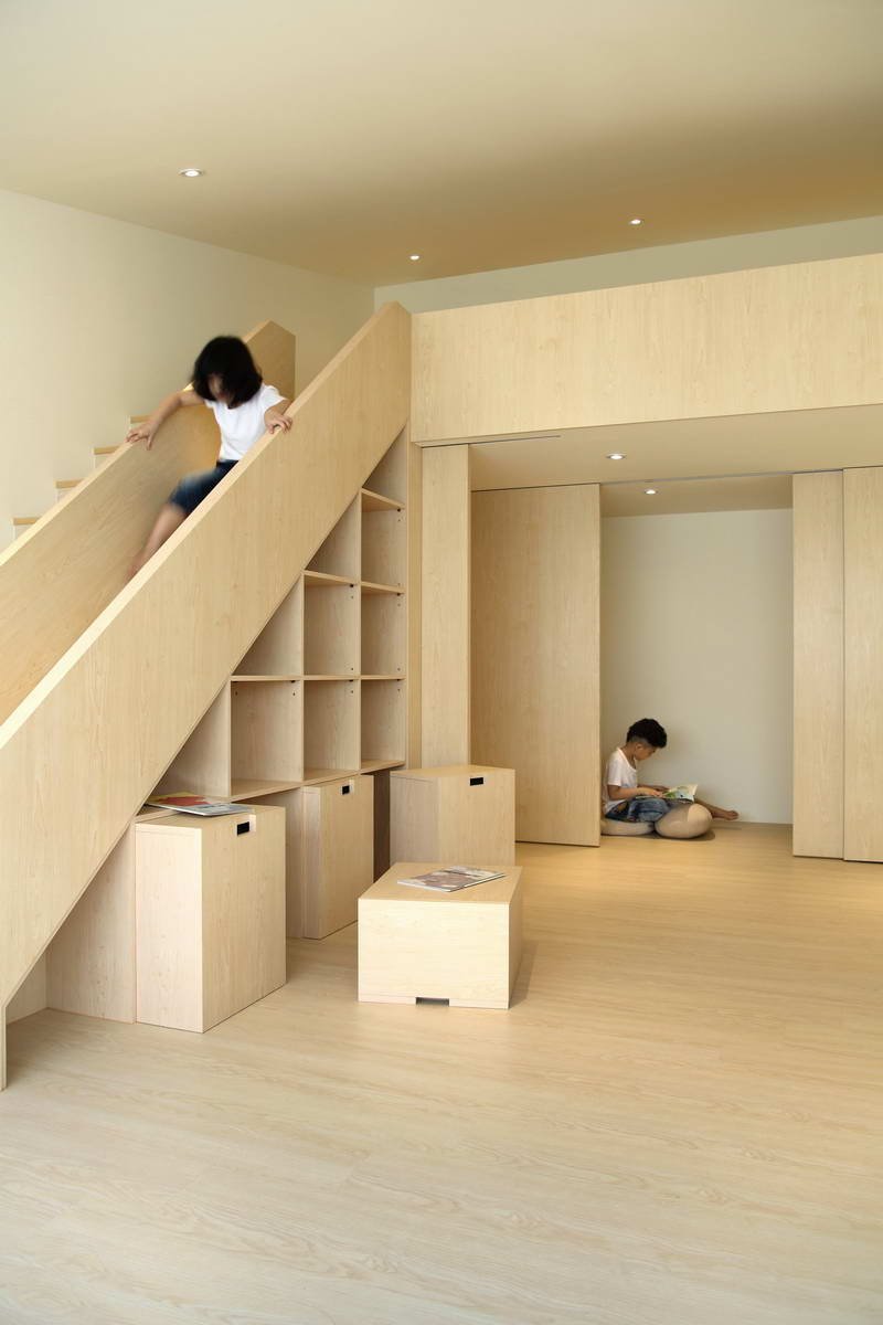 Детская комната с высокими потолками