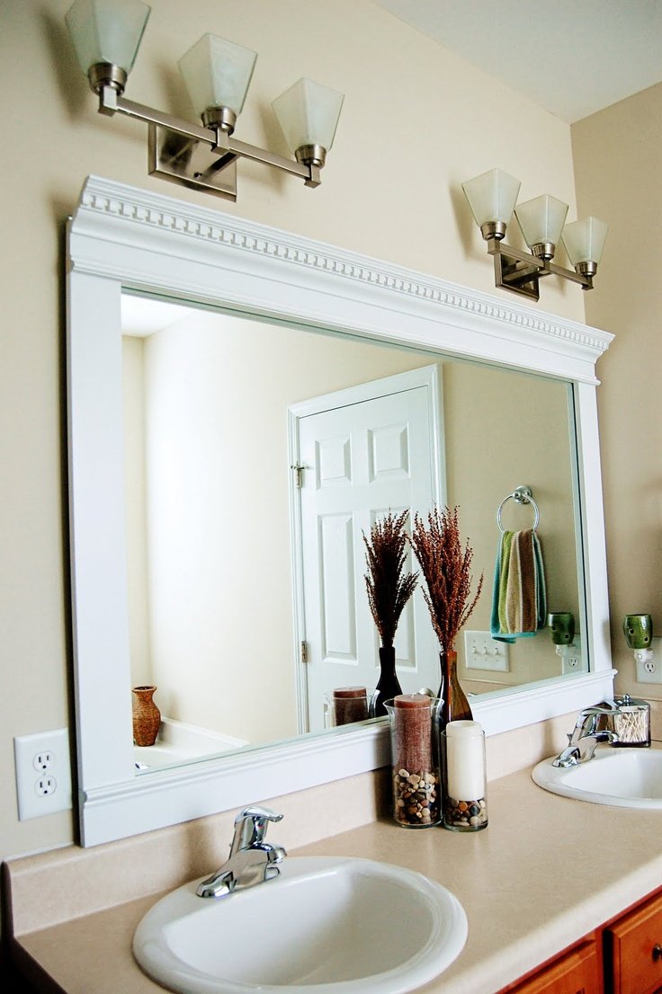 Ванная комната с большим зеркалом над раковиной