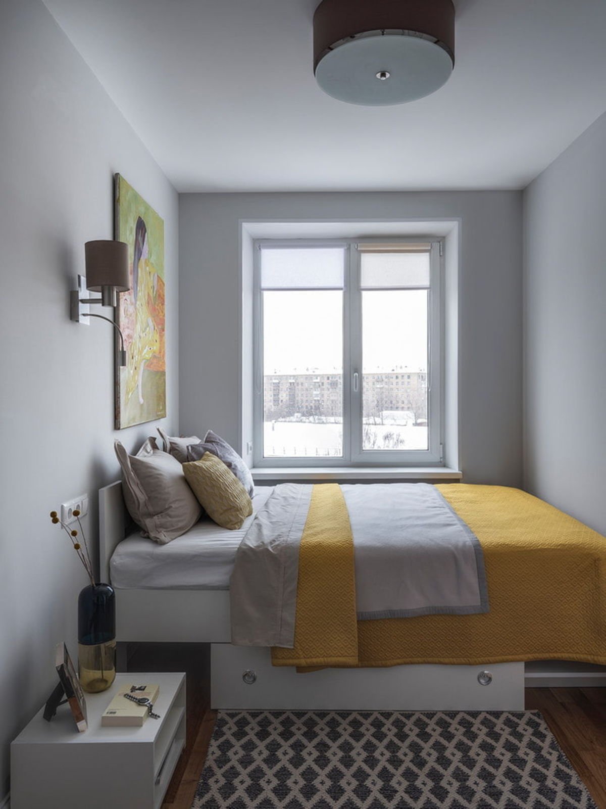Дизайн узкой длинной спальни с окном (65 фото)