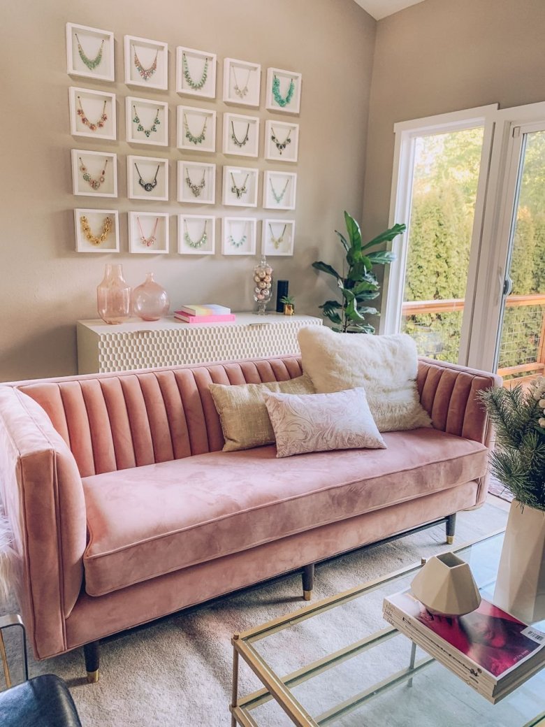 Стильный розовый диван