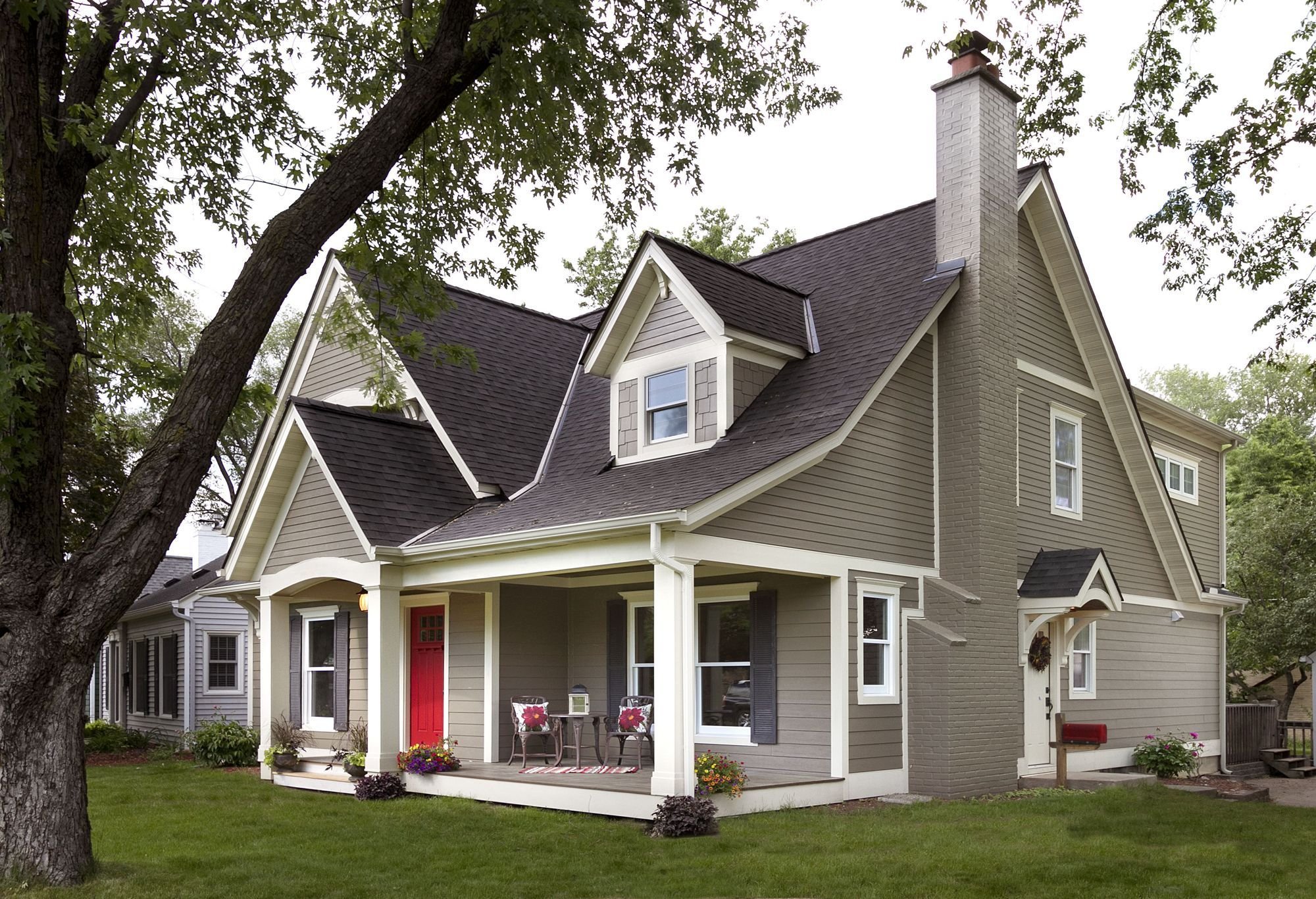 Серый дом какого цвета крыша. Цвета домов. Дом с коричневой крышей. Цветовые решения фасадов домов. Красивые цвета домов.