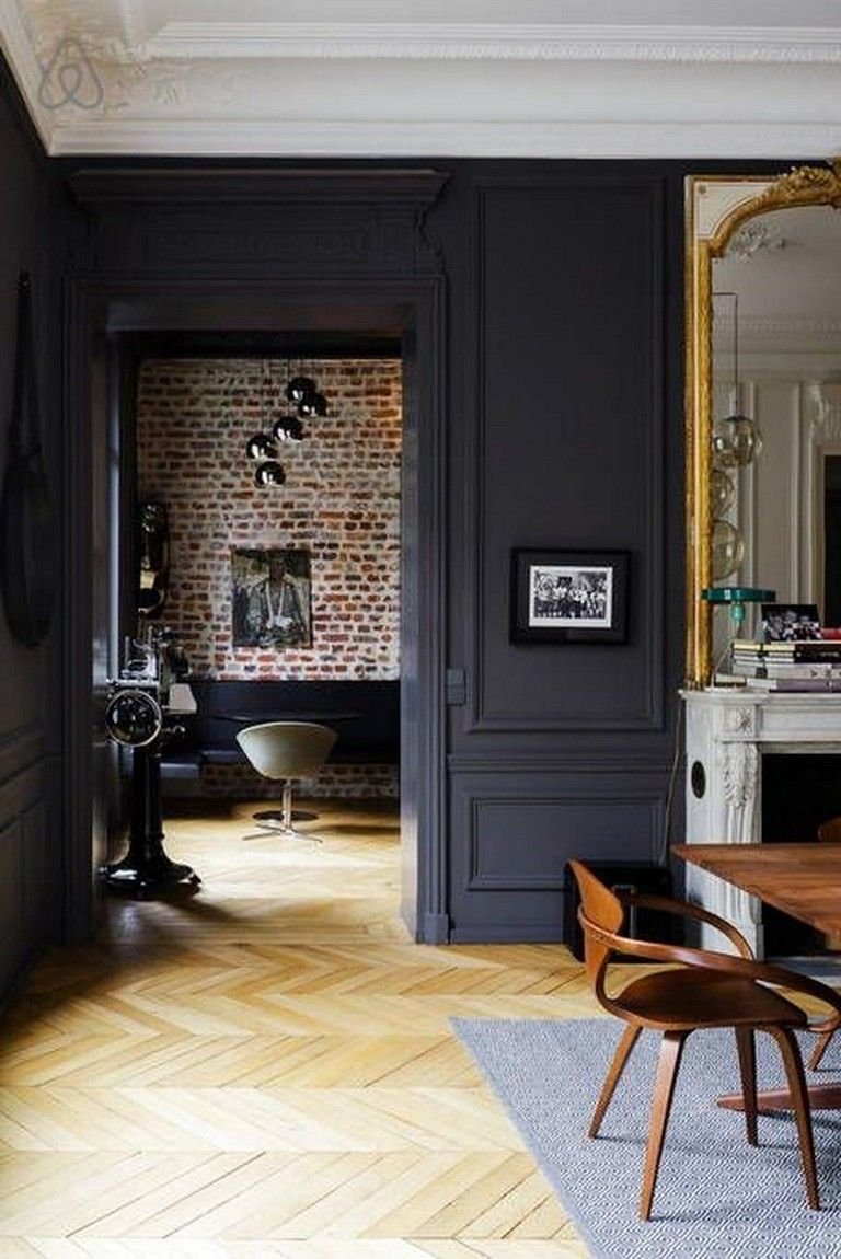 Интерьер парижских квартир с темными стенами