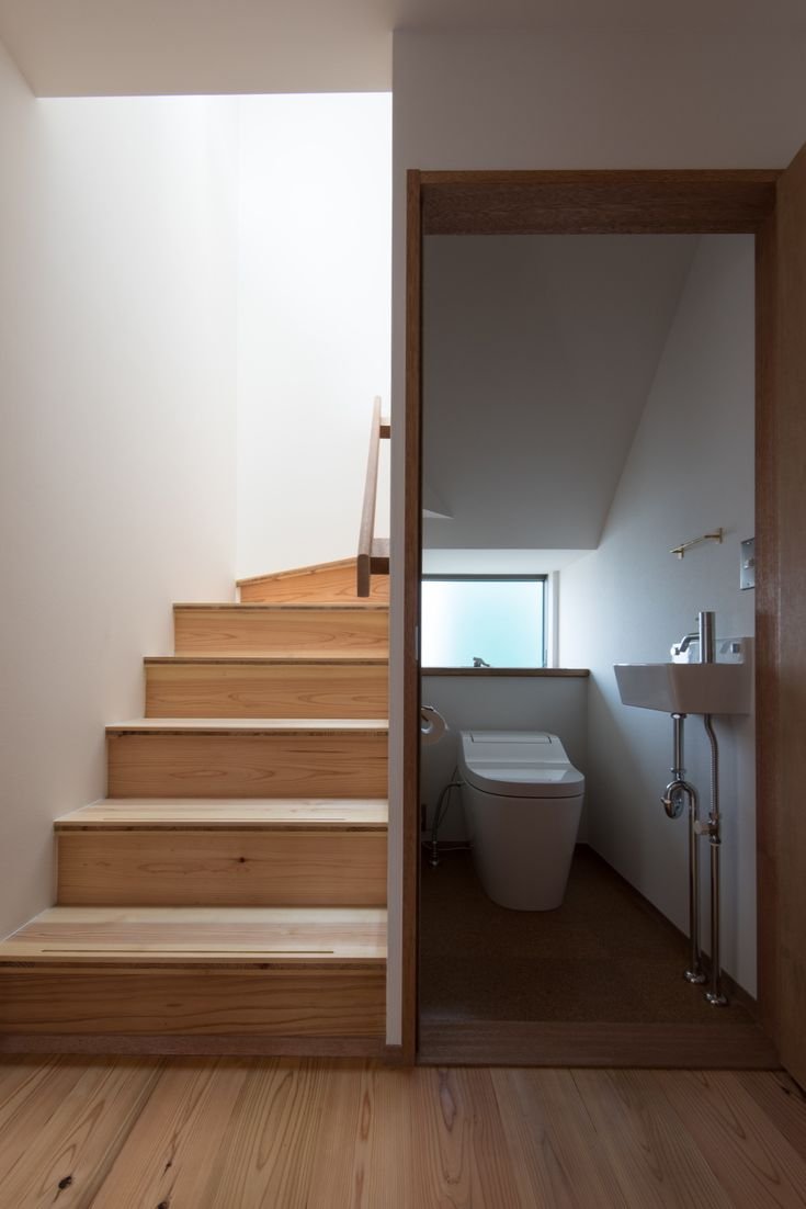 Туалет под лестницей в частном доме