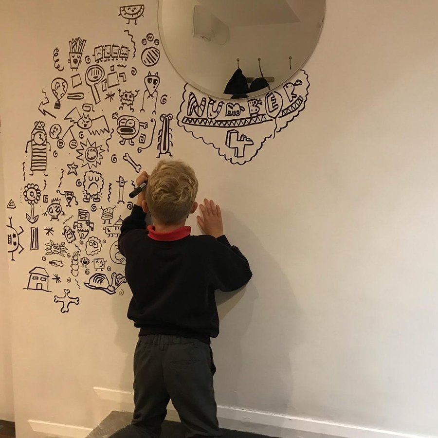 Мальчик разрисовал стену в ресторане