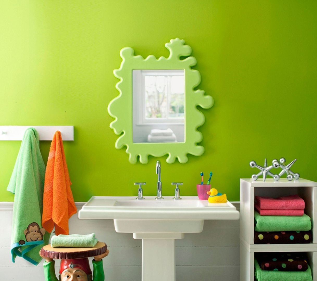 Какой краской можно покрасить в ванной. Крашенные стены в ванной. Отделка ванной краской. Краска для ванной комнаты для стен. Декорирование стен в ванной краской.