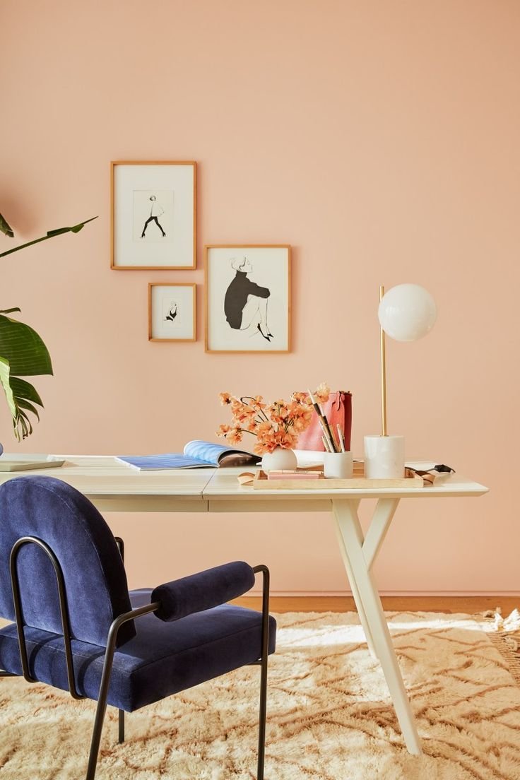 Персиковый цвет стен в кабинете
