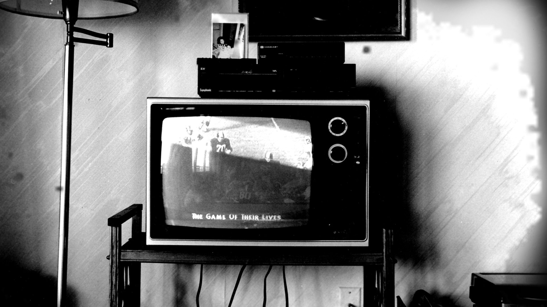 Включи телевизор в час. Старый телевизор в комнате. Черно белый телевизор. Телевизор в темной комнате. Старый телевизор в темноте.
