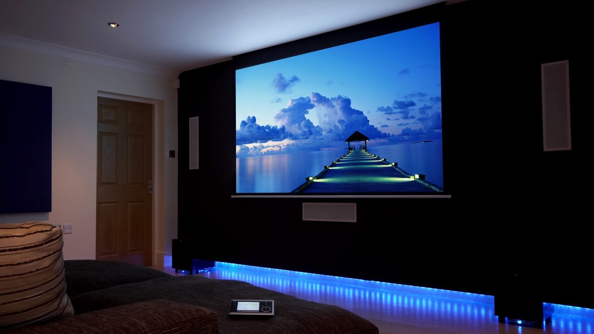 Качество экранов телевизоров. Проектор barco, Home Cinema 3020. Проектор Xiaomi Laser Cinema 2.