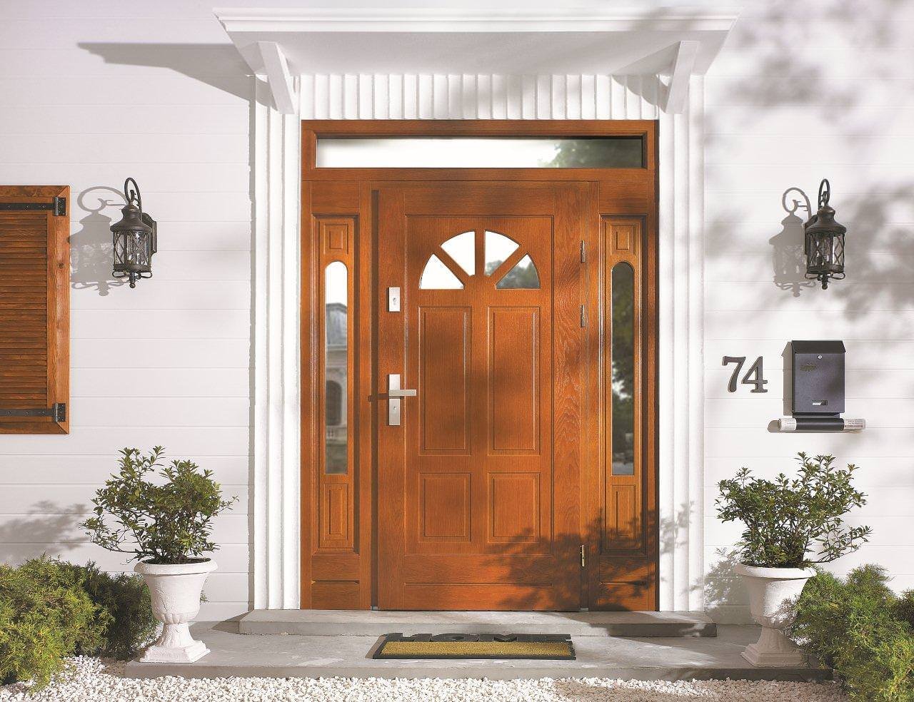 Двери дома нижний новгород. Наружные двери. Красивые входные двери в дом. Дверь входная деревянная. Дверь уличная.