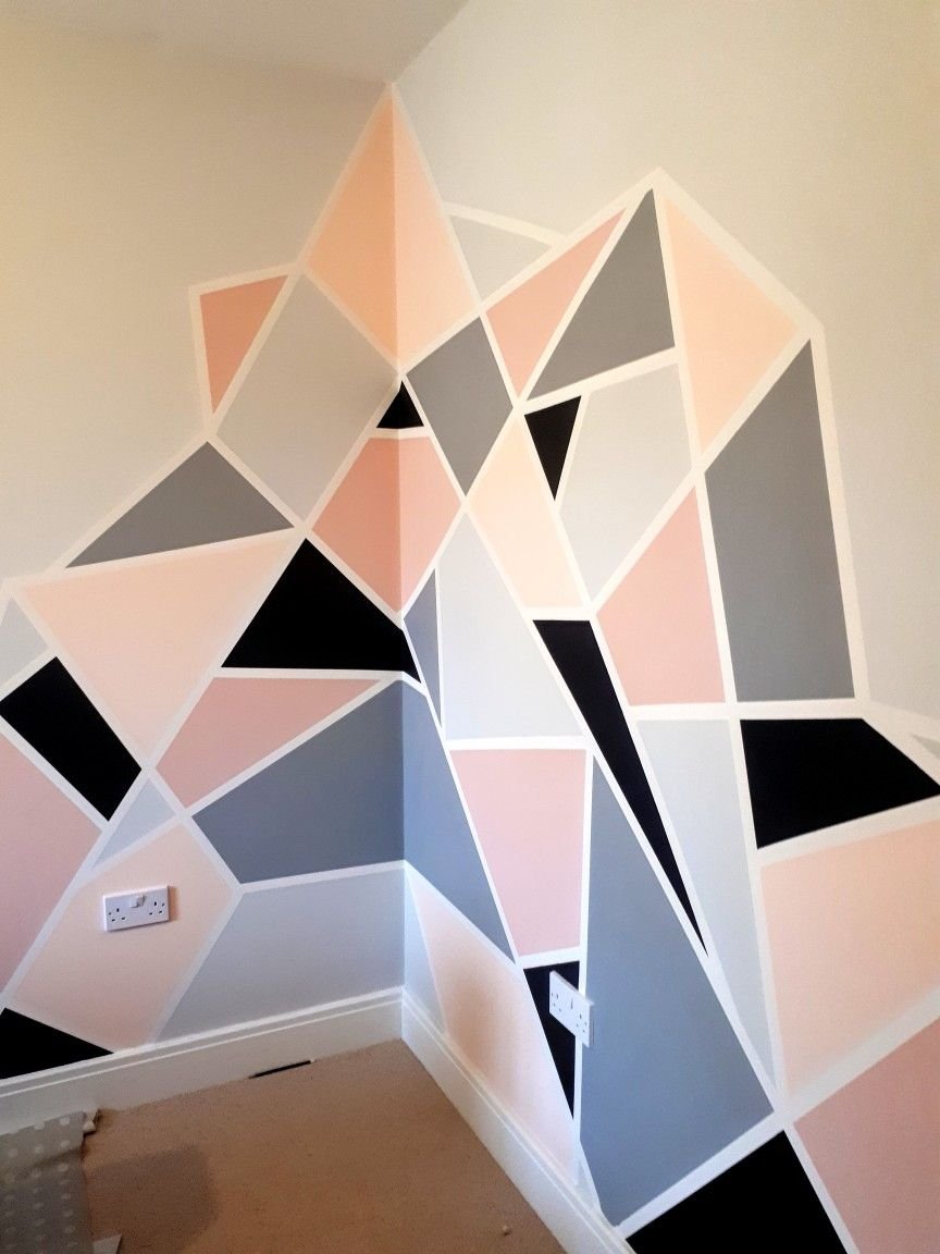 Геометрическая окраска стен