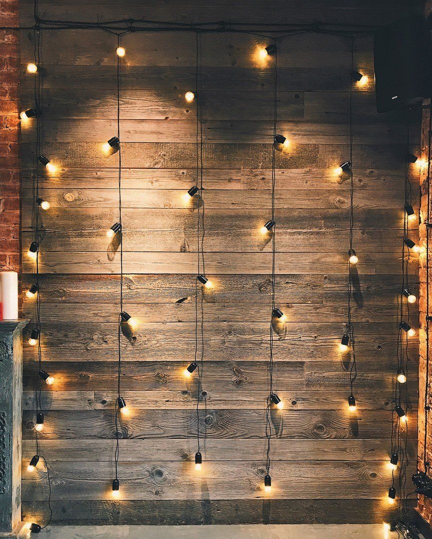 Деревянная стена с подсветкой (62 фото)