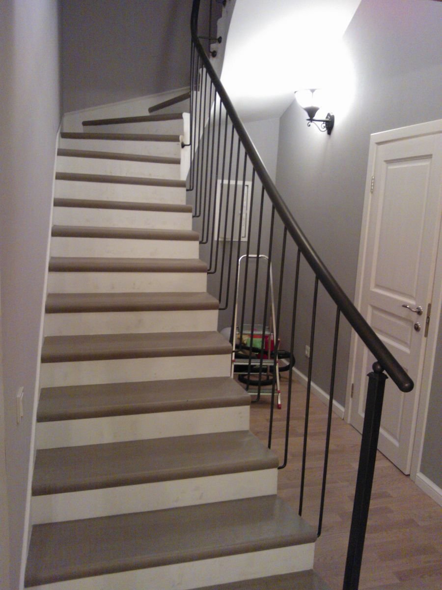 Интерьер лестницы в доме