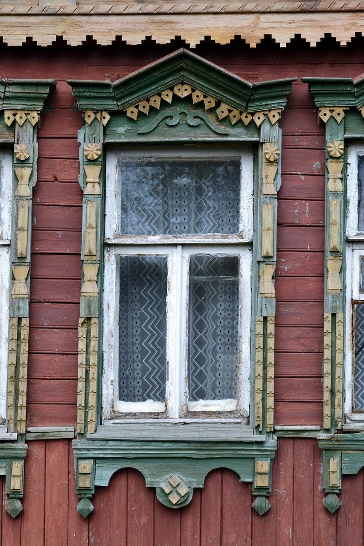 Старые окна на доме модель