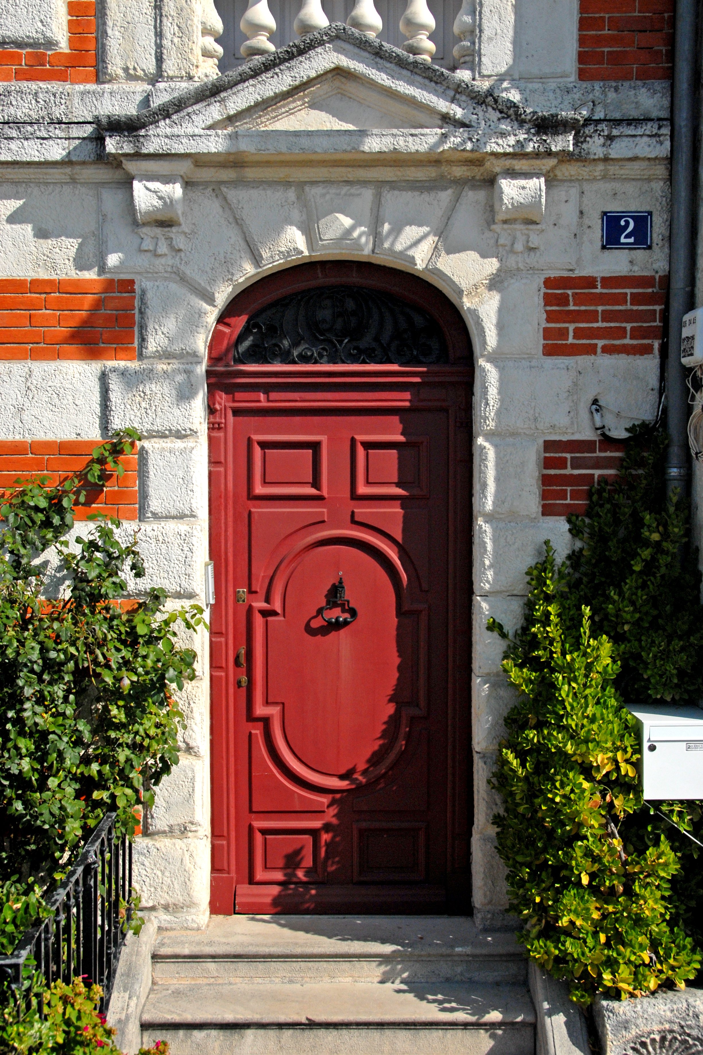 Красные старинные двери