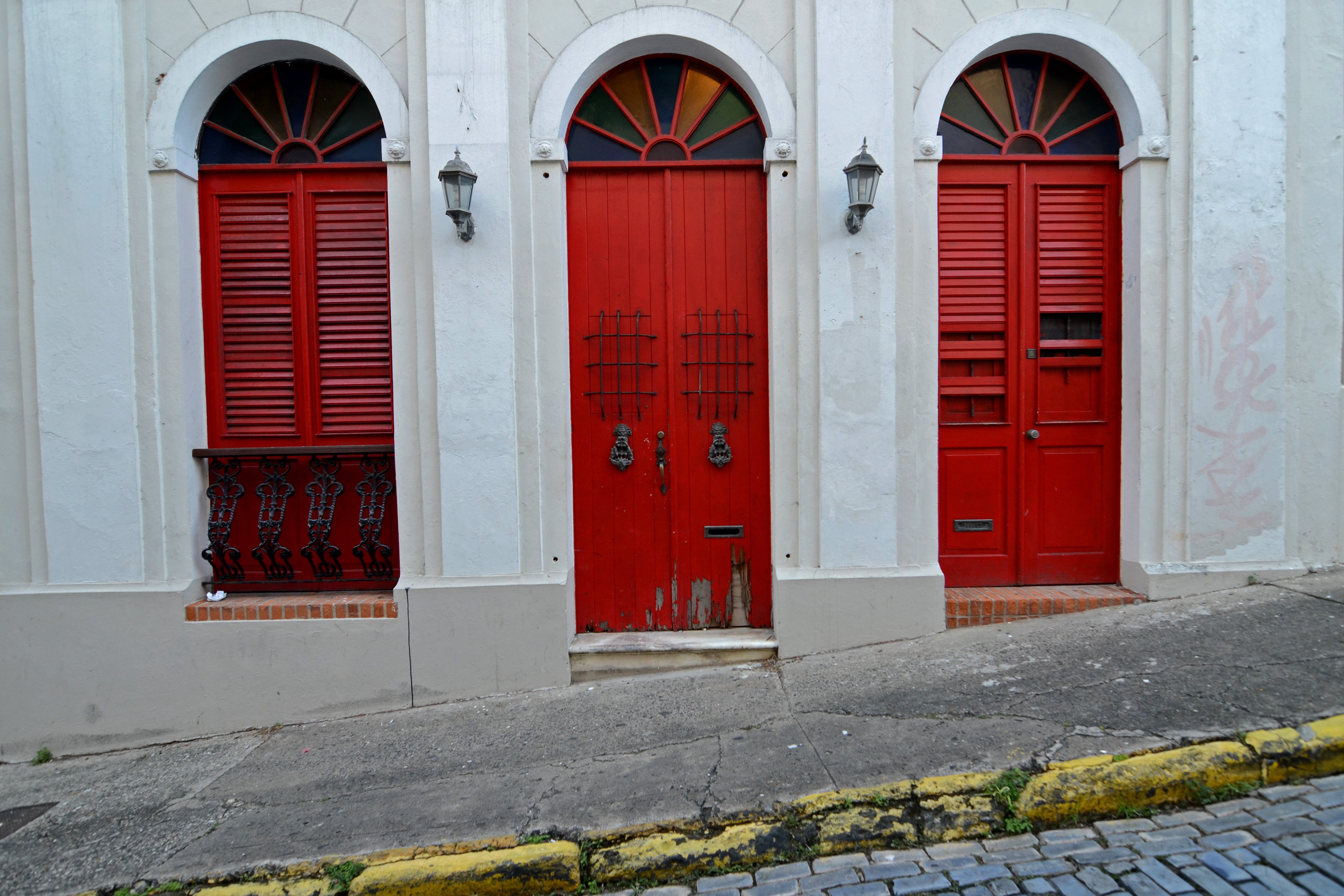 Где красненькая. Домик с красной дверью. Красная дверь в интерьере. Входная дверь итальянская красная.