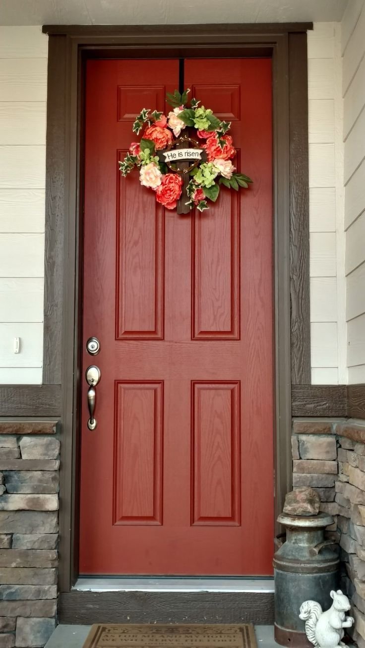 Входная дверь красного цвета