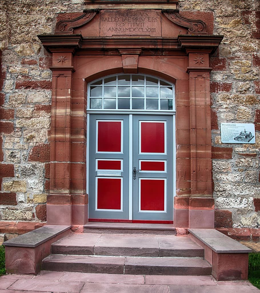 Дом с красной дверью (57 фото)