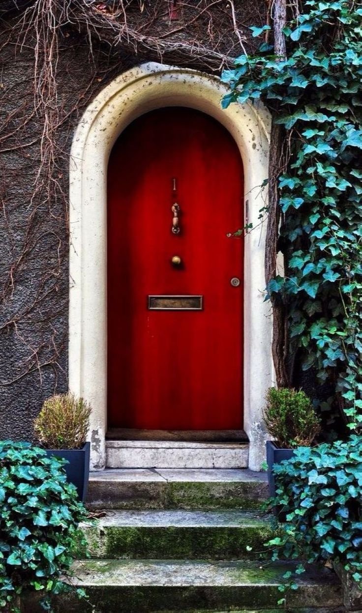 Красная входная дверь в дом