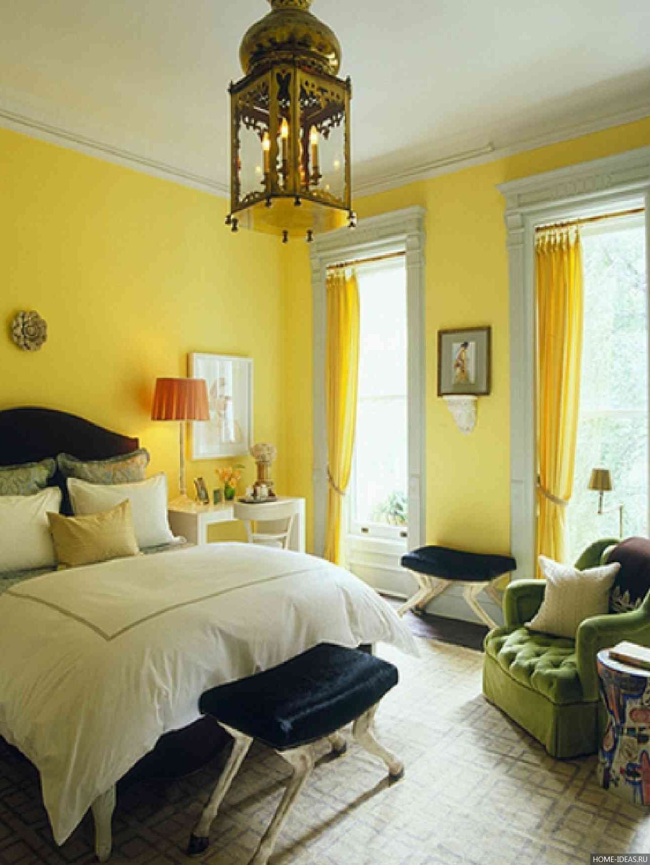 Сочетание лимонного цвета. Желтые стены в интерьере. Комната с желтыми стенами. Желтый цвет в интерьере. Светло желтые стены.