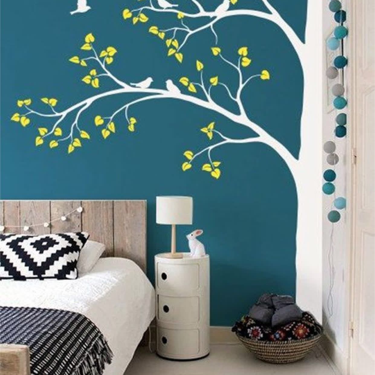 Можно красить деревья водоэмульсионной краской. Оригинальный декор стен. Украшение стен в квартире. Украшения для стены. Декор стен деревом.