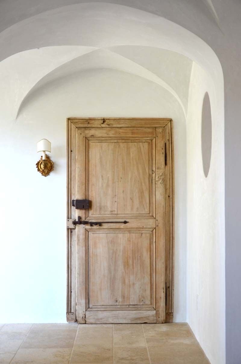 Старинная деревянная дверь в коридоре