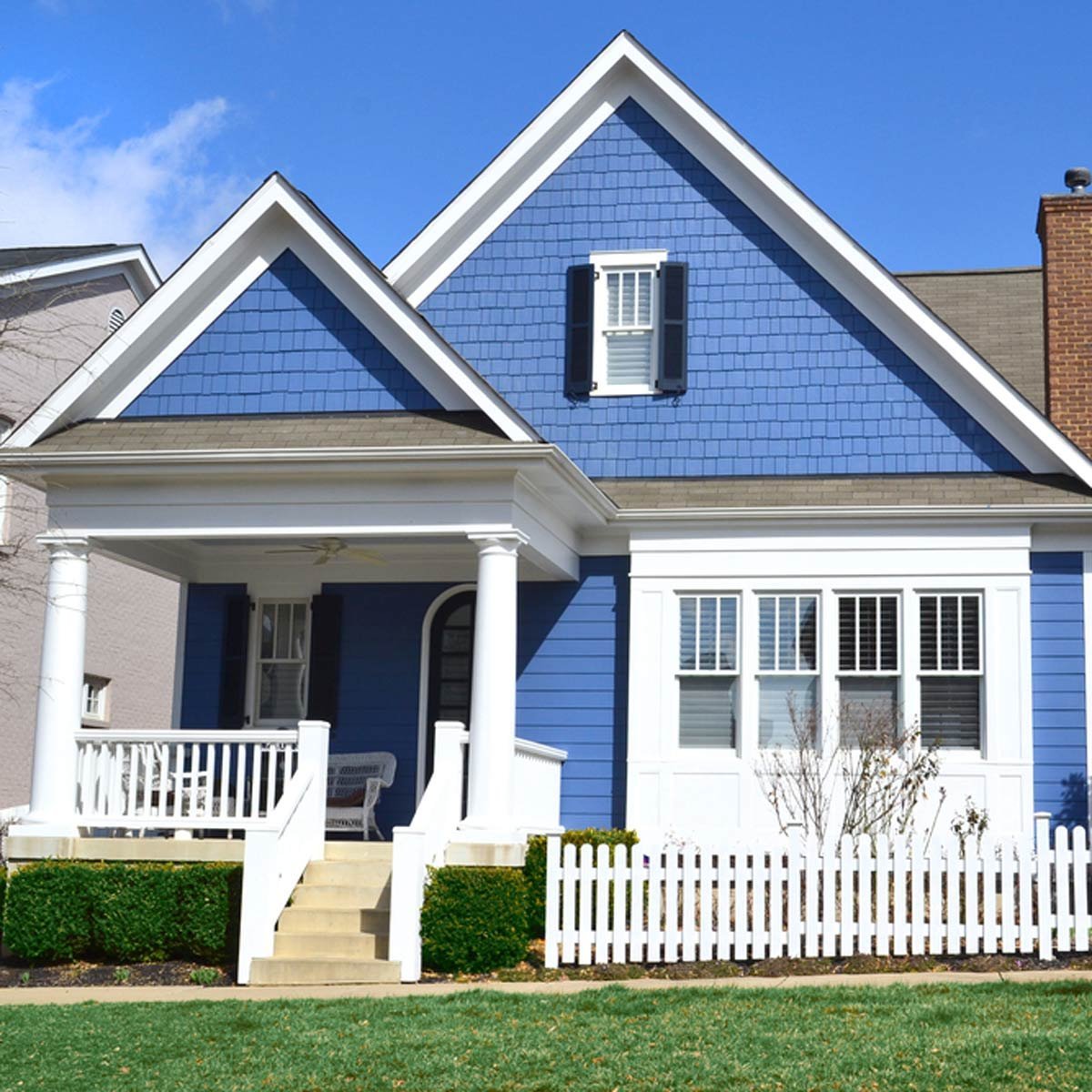 Красивый синий дом. Голубой дом. Синий фасад дома. Голубой дом с коричневой крышей. Фасад дома в голубом цвете.