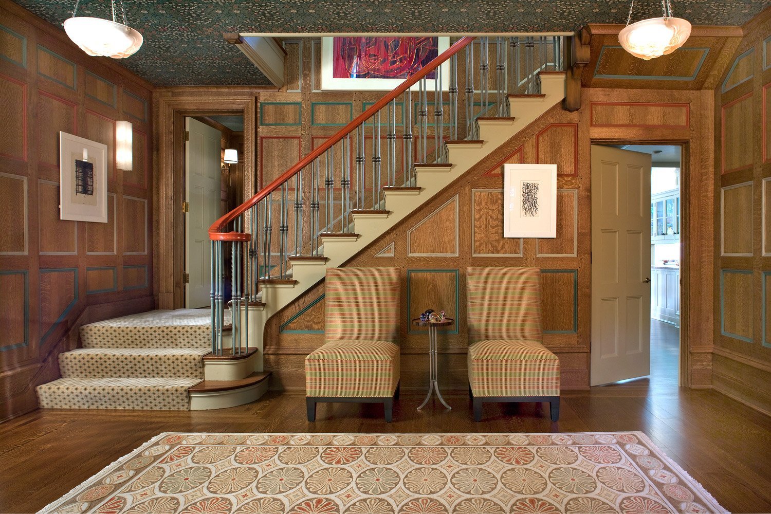 интерьер двухэтажного дома с лестницей внутри фото
