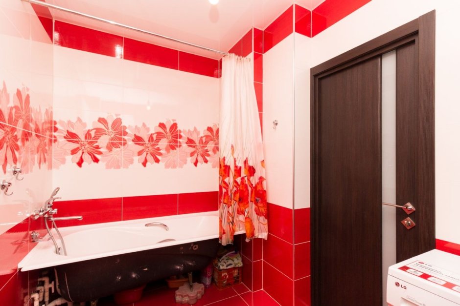 Красная ванная комната маленькая с душевой